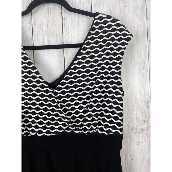 Hartly Dress Womens No Size Tag Medium Black White Surplice Sheath Ruffle Flap - Picture 2 of 9